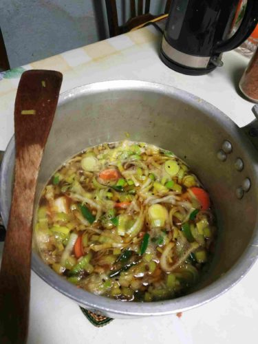 marmite avec les légumes et me bouillon pour accompagner les soba