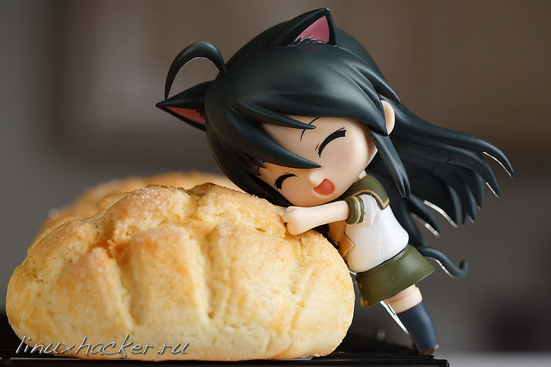 Une brioche japonaise melon pan avec une figurine de manga à côté