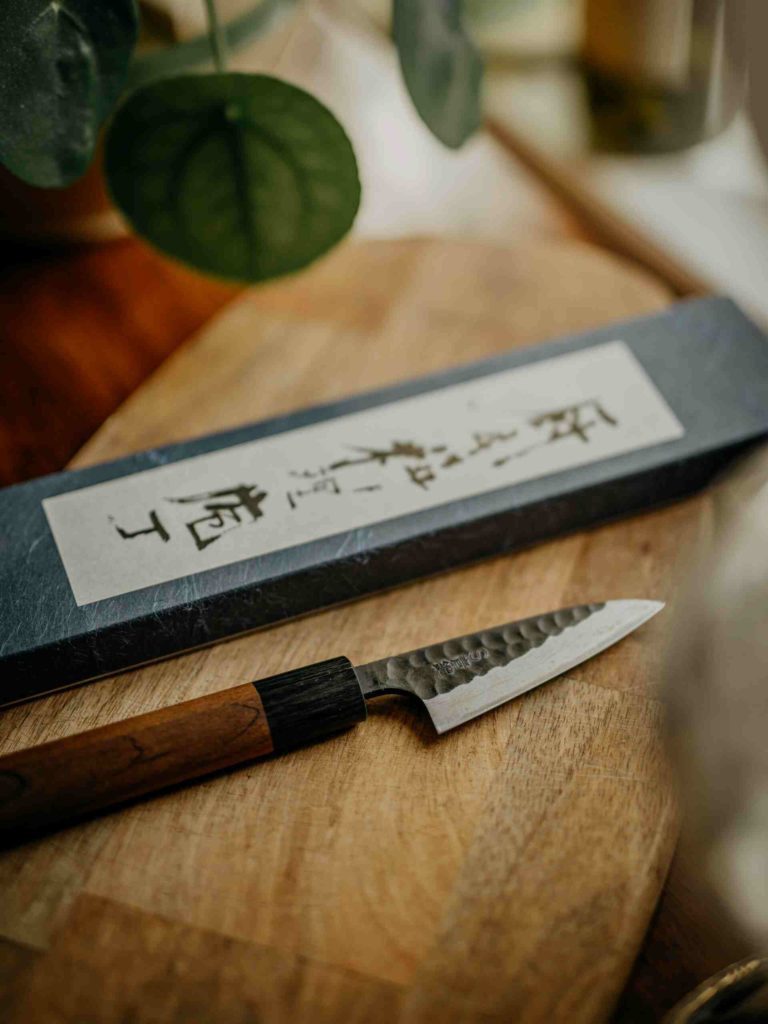 un couteau japonais qui est un ustensile japonais incontournable dans la cuisine japonaise