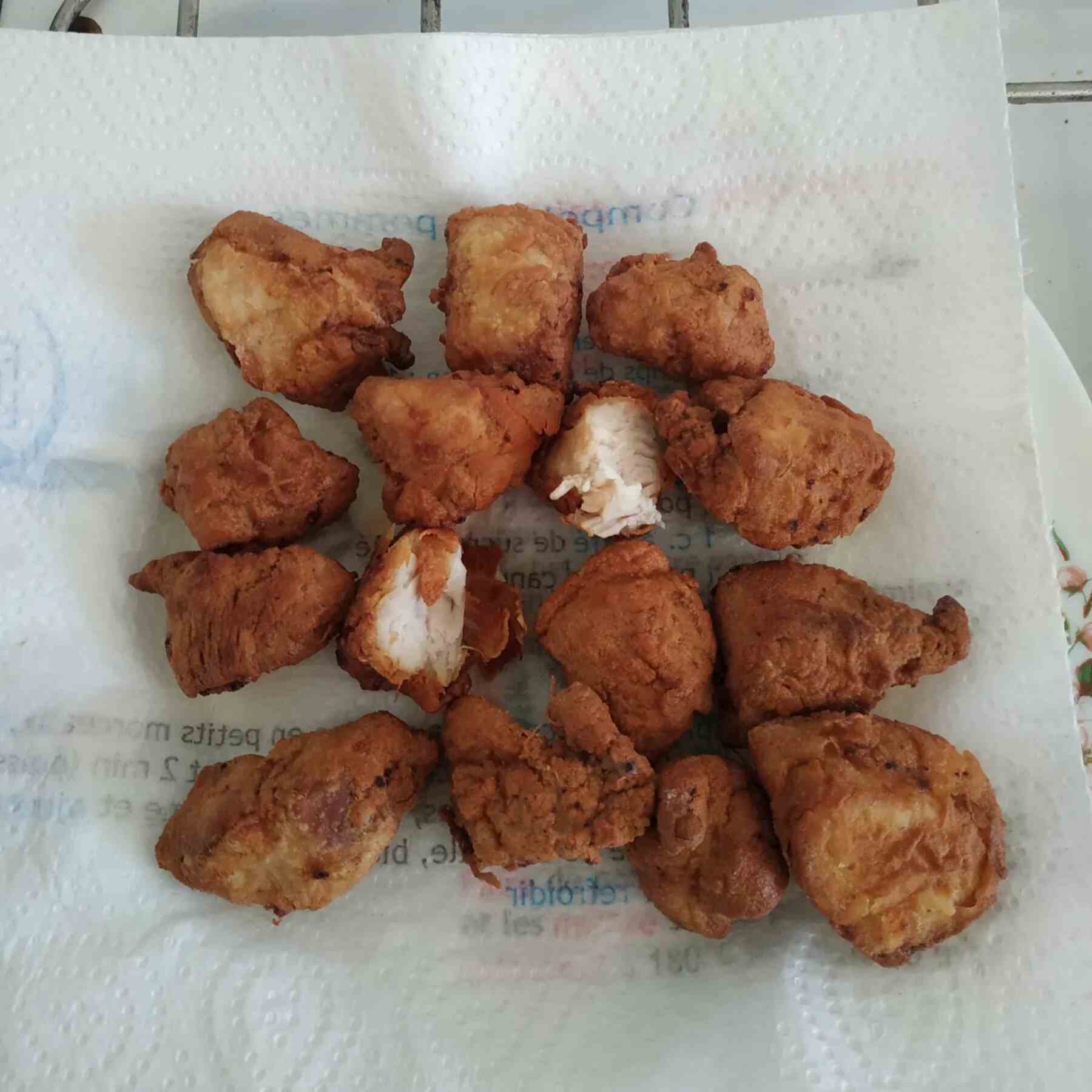 poulet frit karaage sur papier absorbant pour enlever l'huile après friture