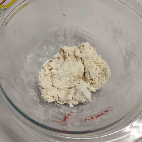 Après un léger pétrissage, la pâte à udon maison ressemble un peu à de la pâte à crumble