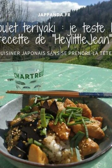 Du poulet teriyaki servi avec du riz en dessous et des légumes