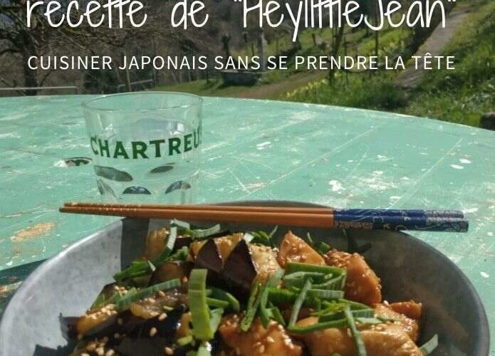 Du poulet teriyaki servi avec du riz en dessous et des légumes