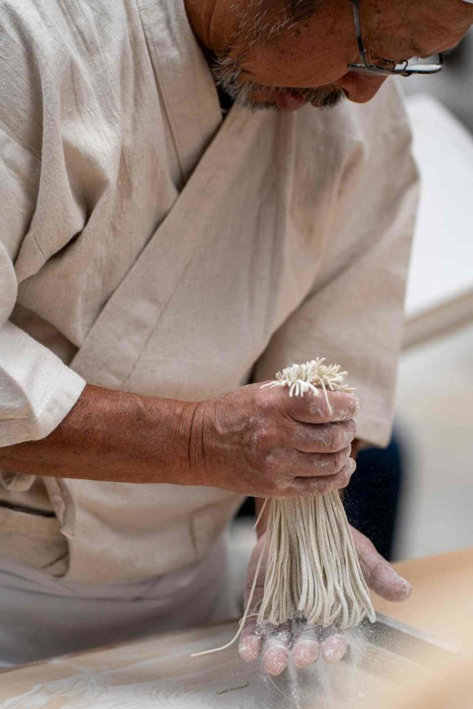 Un chef japonais prépare la pâte des nouilles soba