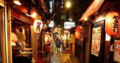 Une petite ruelle japonaise ou on trouve de la street food japonaise