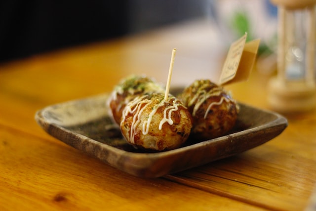 des boulettes de poulpes qu'on appelle takoyaki et qui font partie de la street food japonaise