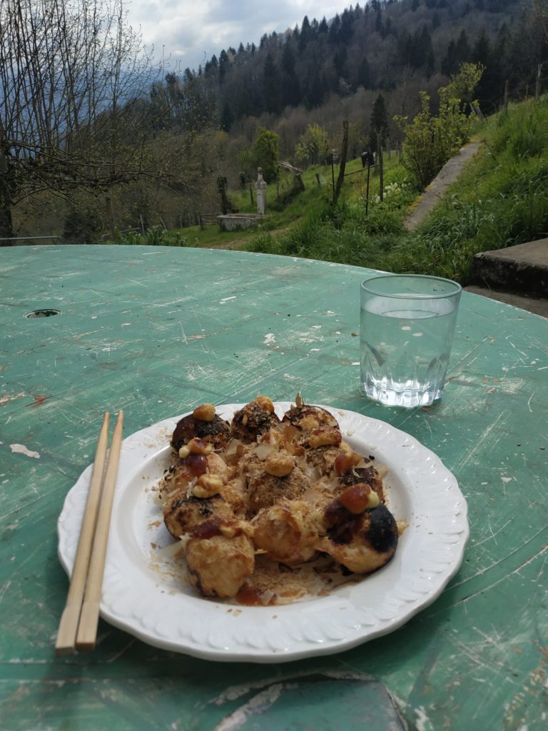 Takoyaki prêt à être mangé. Boulettes de poulpes japonaise.