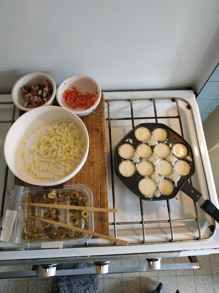 takoyaki entrain de cuire. Boulettes de poulpe japonaises.