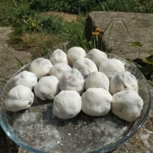 Voilà des daifuku mochi dans leur pâte blanche. À l'intérieur ils contiennent de la pâte de haricots rouge sucrée, anko et une fraise