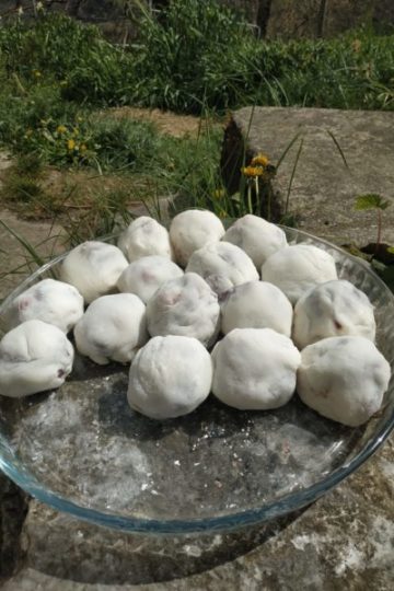 Voilà des daifuku mochi dans leur pâte blanche. À l'intérieur ils contiennent de la pâte de haricots rouge sucrée, anko et une fraise
