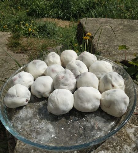 Voilà des daifuku mochi dans leur pâte blanche. À l'intérieur ils contiennent de la pâte de haricots rouge sucrée, anko et une fraise