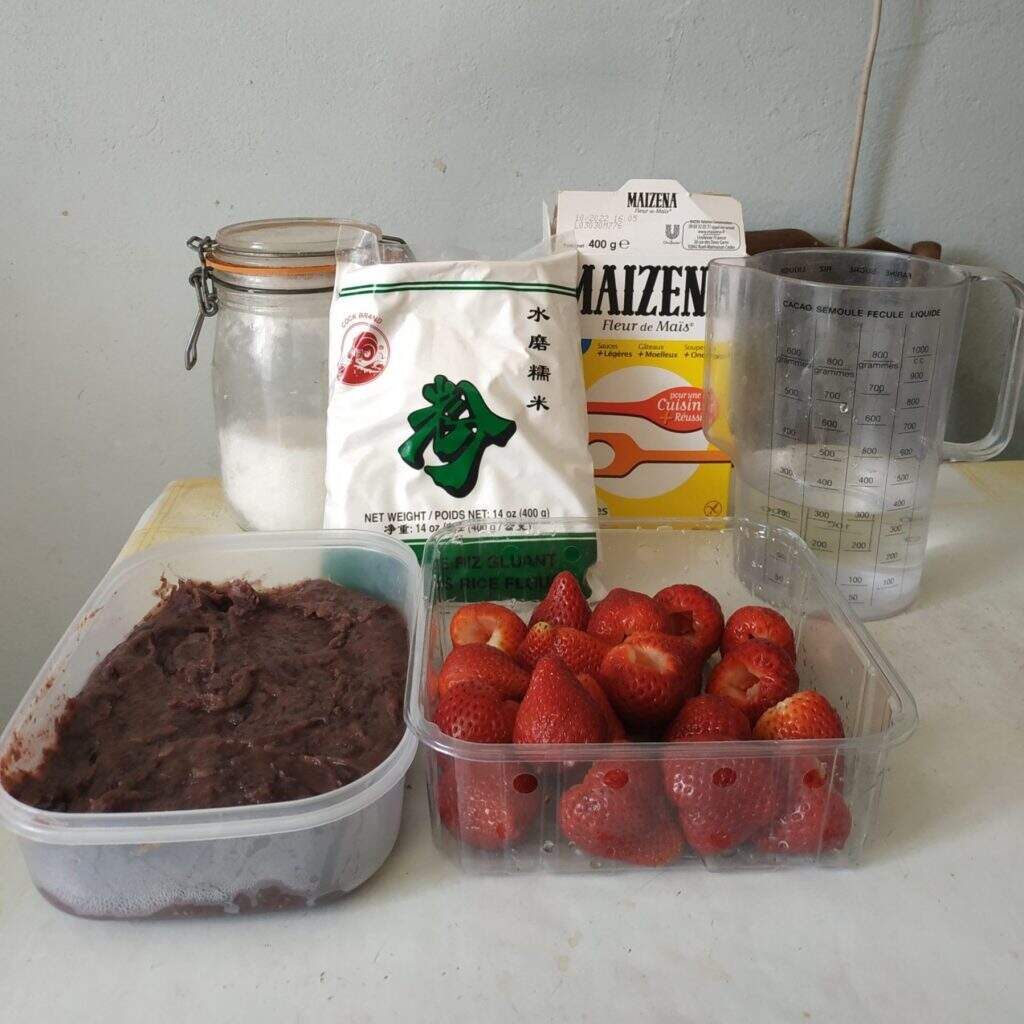 Tous les ingrédients nécessaires pour faire ces pâtisseries japonaises les daifuku mochi à la fraise