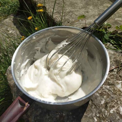 Une casserole qui contient de la pâte cuite pour faire des daifuku mochi