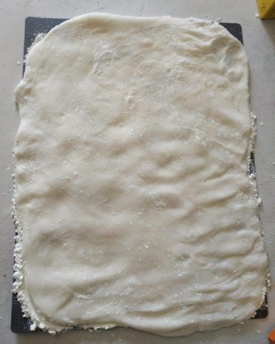 Une planche à découper sur laquelle est réparti de la pâte à daifuku mochi