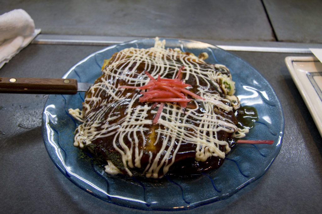 Okonomiyaki - galette de pâte, légumes dont choux