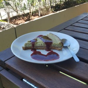 Cheesecake avec son coulis de framboises