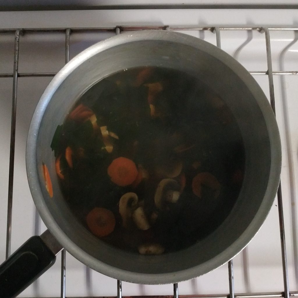 soupe miso (pâte de soja fermenté) entrain de bouillir