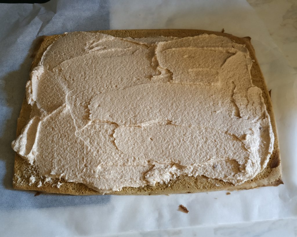crème fourrage marrons étalée sur le biscuit matcha