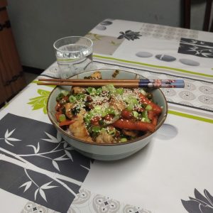 Donburi poulet et légumes prêt à manger