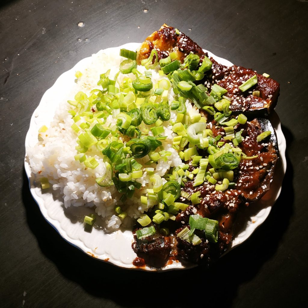 Riz blanc et aubergine au miso avant d etre mangee