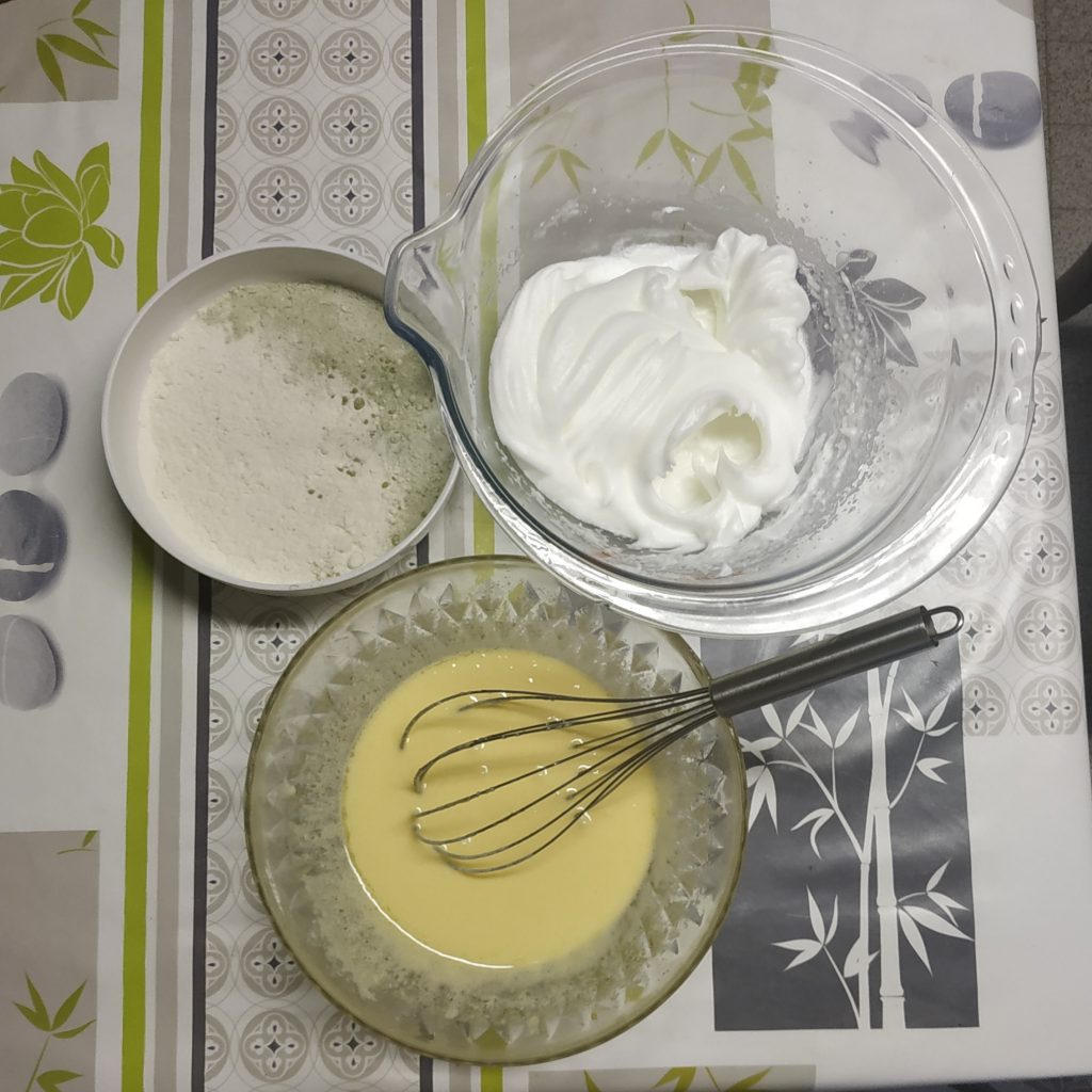 farine levure et matcha blancs en neige et jaunes blanchis au sucre