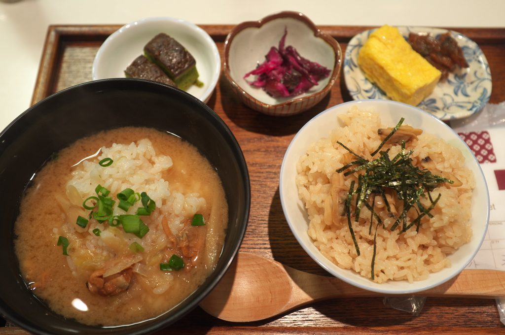 Palourdes et poireaux cuits dans la soupe miso