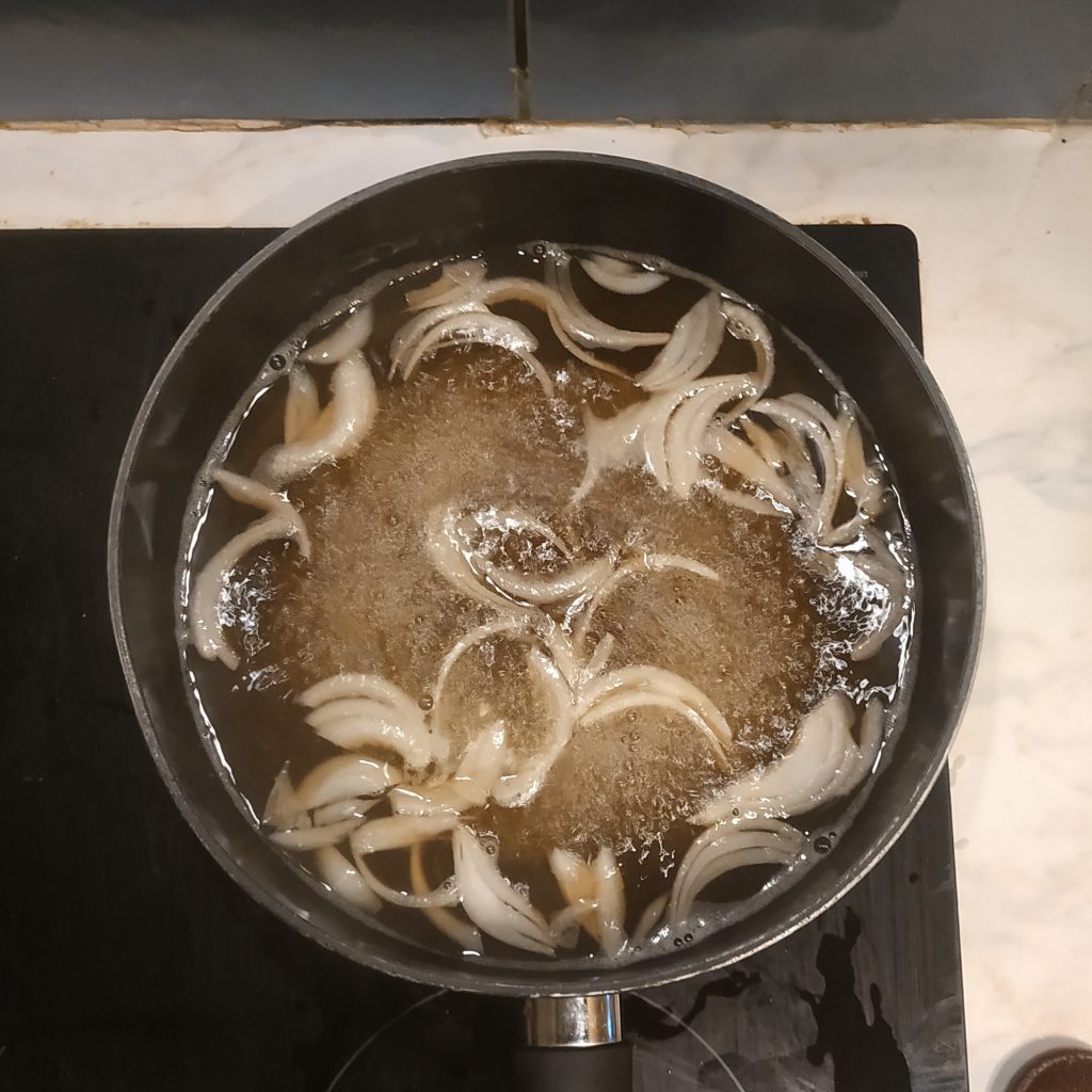 cuisson des oignons dans un bouillon pour faire un oyakodon