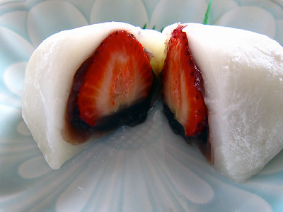 daifuku aussi appelé à tort mochi, à la fraise. Il fait parti des patisseries japonaises les plus connus