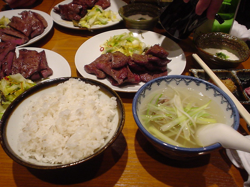 Repas a base de langue de boeuf grillee dans la region de Tohoku