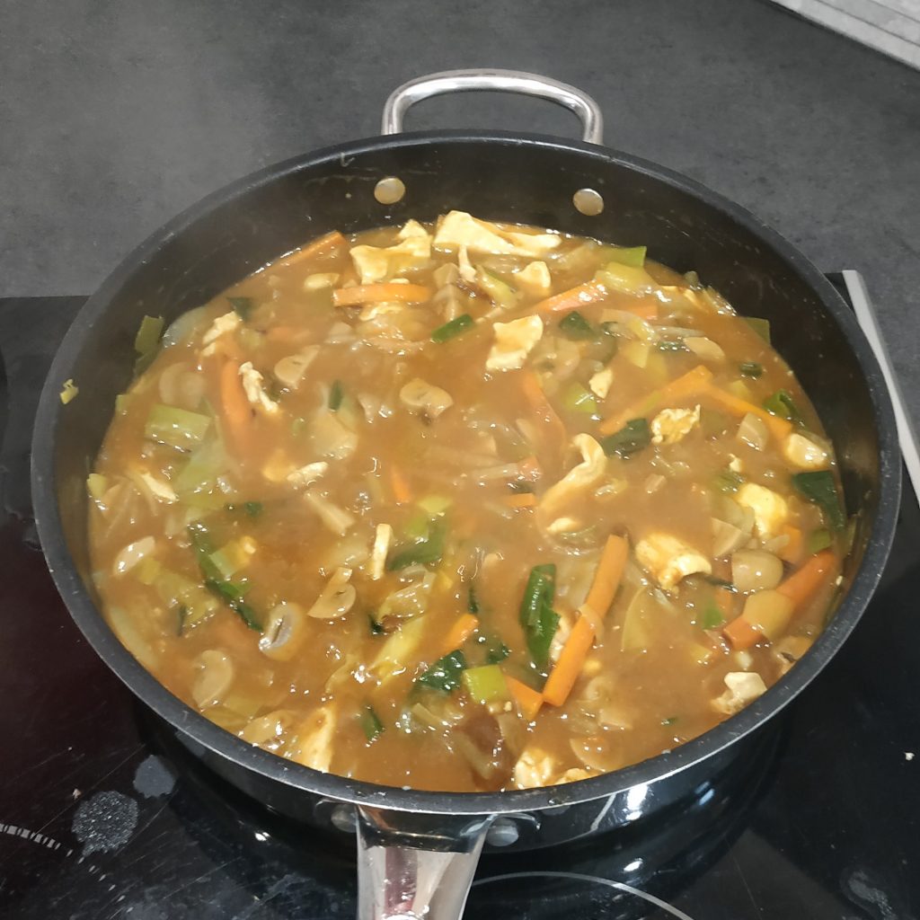 udon au curry et legumes entrain de mijoter