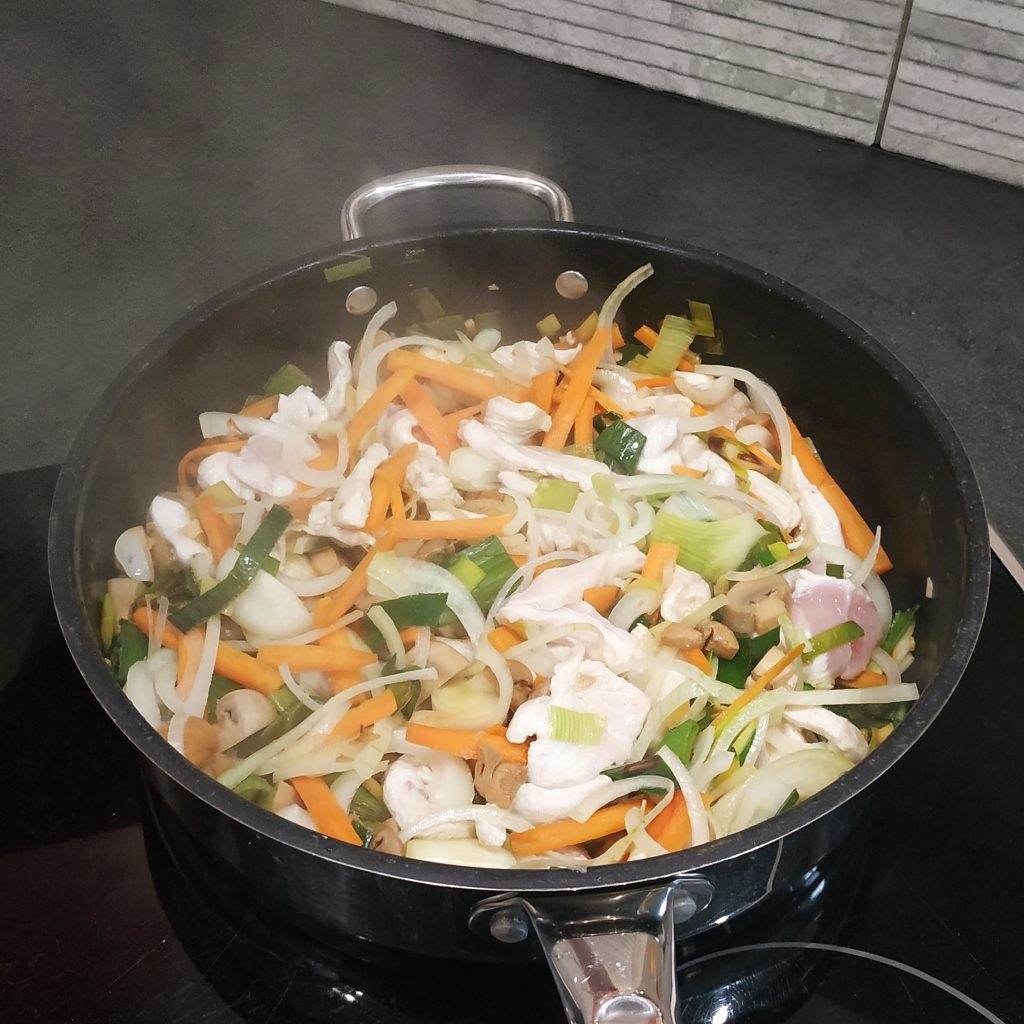 légumes et viandes entrain de revenir pour udon au curry