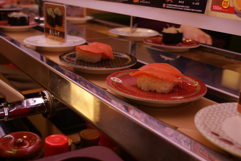 kaiten zushi fast-foods sushi tournant sur tapis roulant