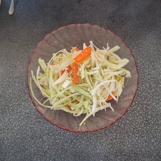 Les légumes repartis dans des bols pour faire un okonomiyaki aux lardons