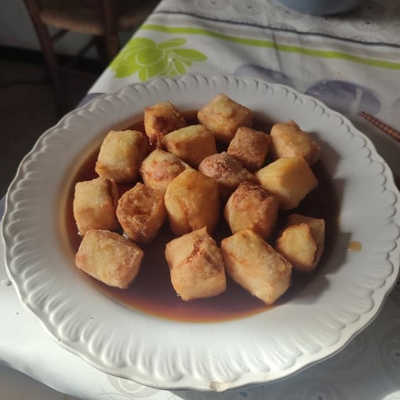 tofu frit qui marine dans la sauce