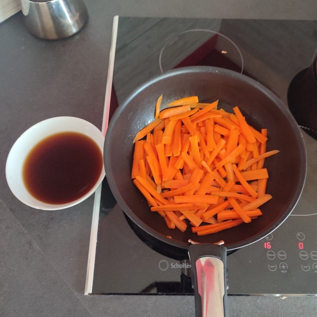 ajout de la sauce dans le kinpira de carottes