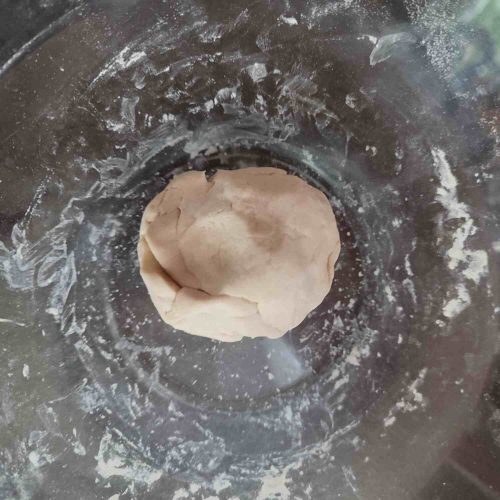 boule de pate à gyoza obtenue en mélangeant eau farine et sel
