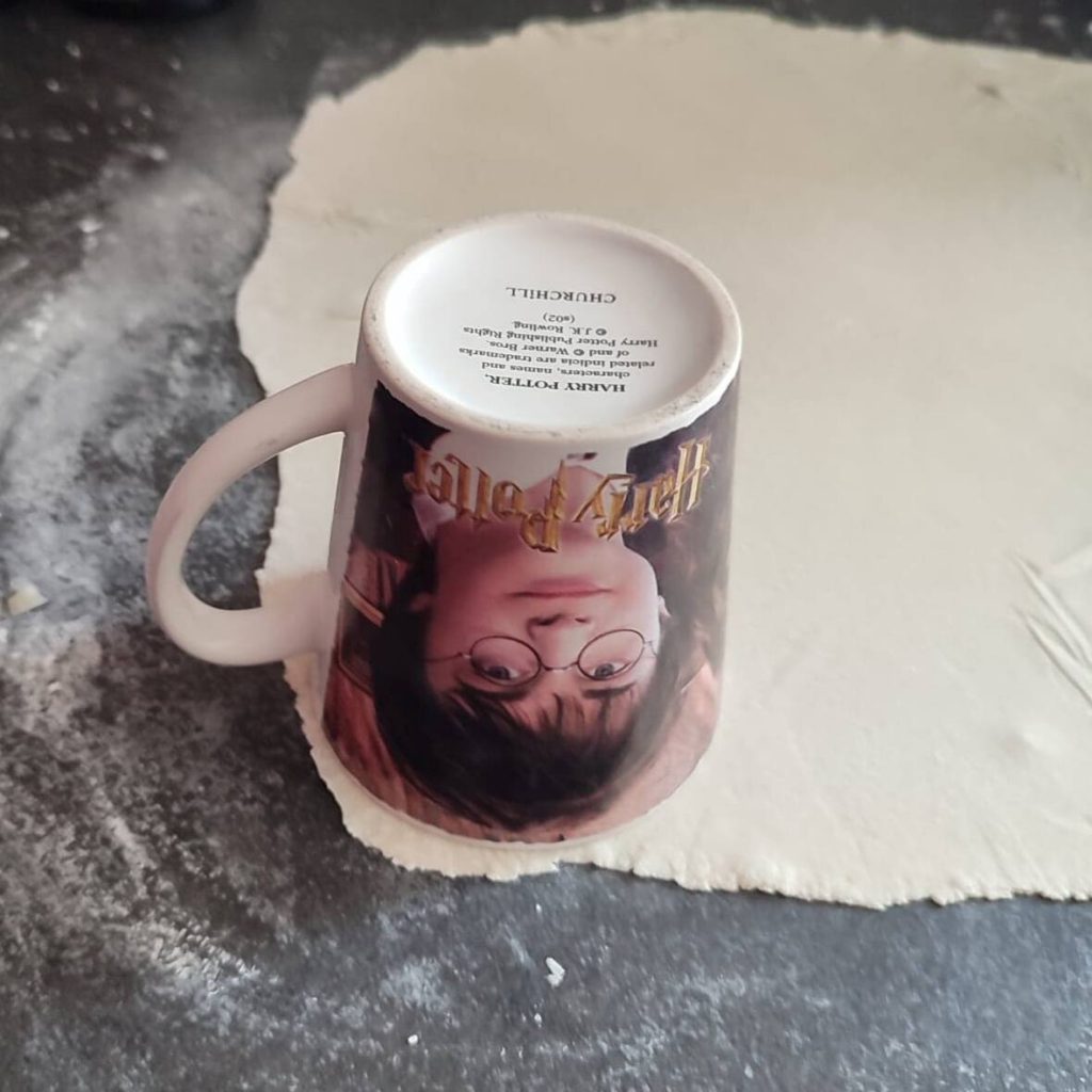 comment découper de la pâte à gyoza avec un mug
