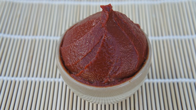 pâte de miso rouge dans une coupelle