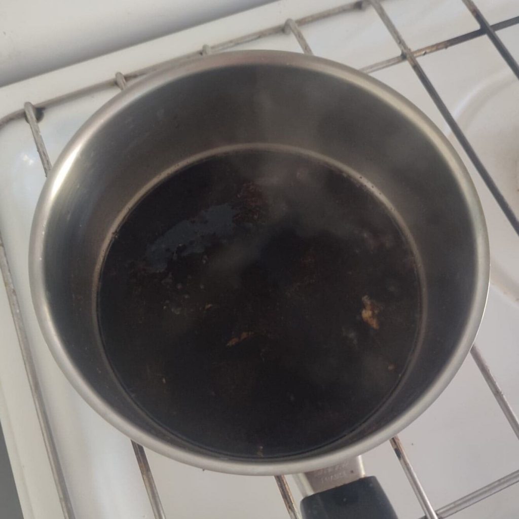 sauce mentsuyu dans une casserole et en cours d'ébullition