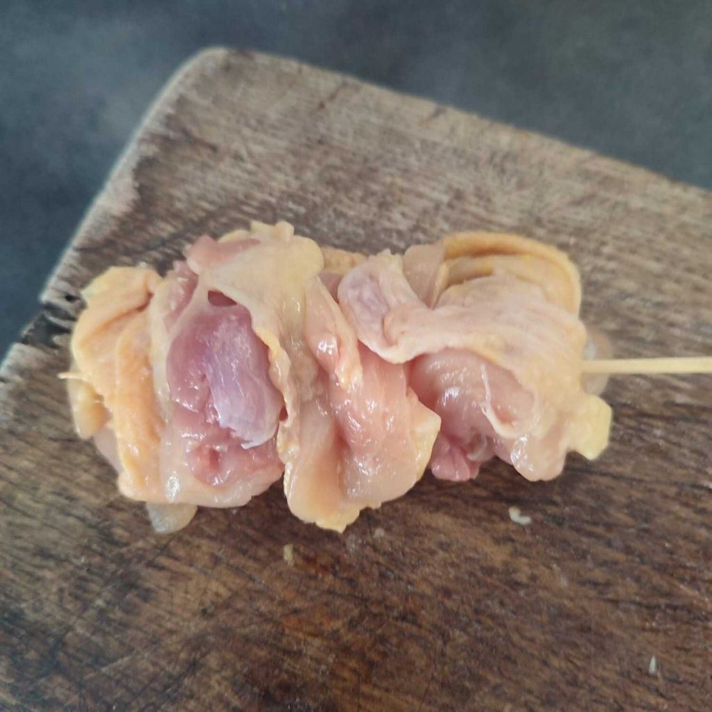 Morceaux de poulet enfilés sur une brochette pour faire des yakitori