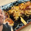 photo d'un plat avec des brochettes japonaises yakitori