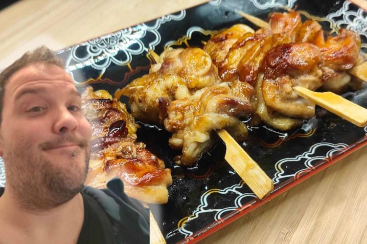 photo d'un plat avec des brochettes japonaises yakitori