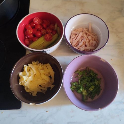 Les différents ingrédients réservés pour faire du ramen froid hiyashi chuka