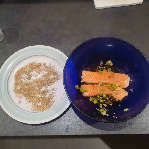 Pour faire du tataki de saumon il faut enrober les pavés de graines de sésames