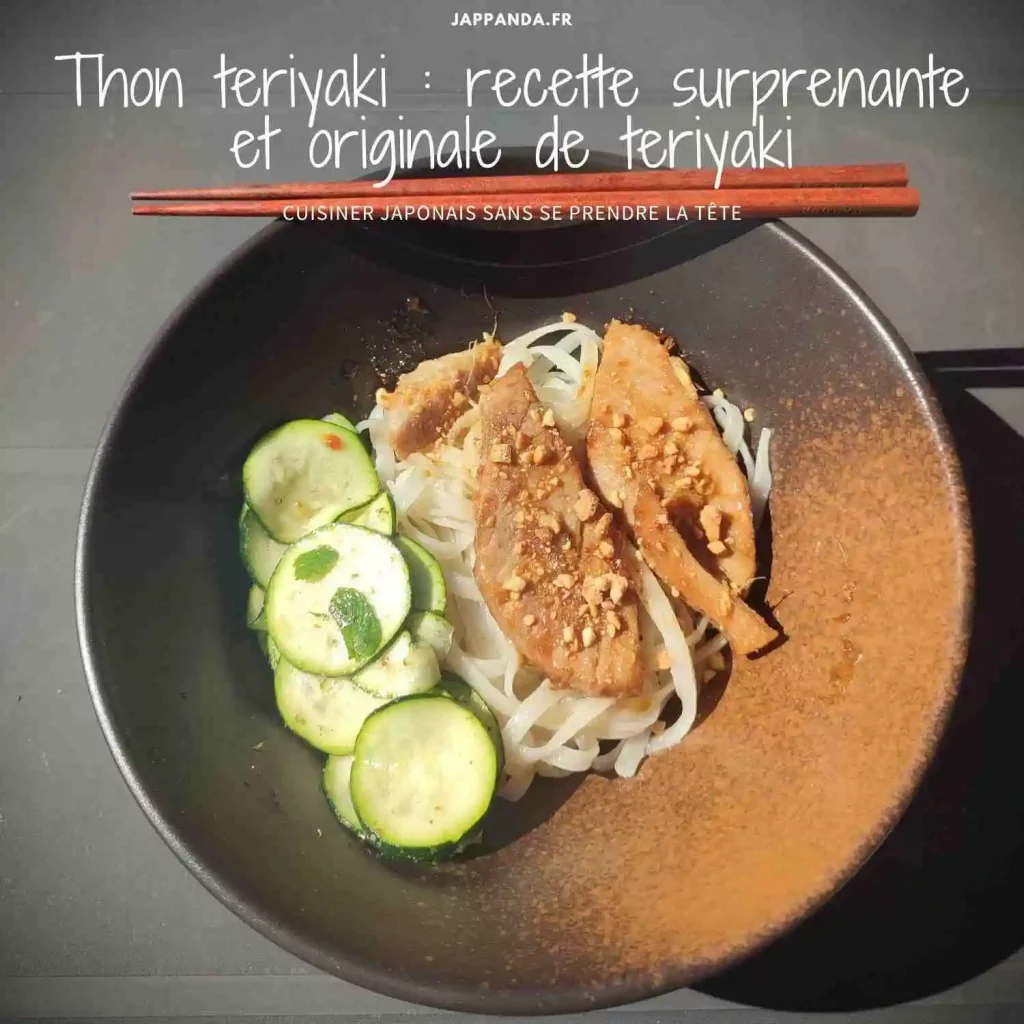 Thon teriyaki servi avec une salade de courgettes et des nouilles de riz