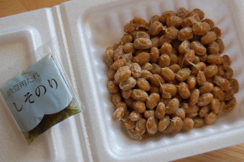Une portion individuelle de nattō dans son emballage en polystyrène 