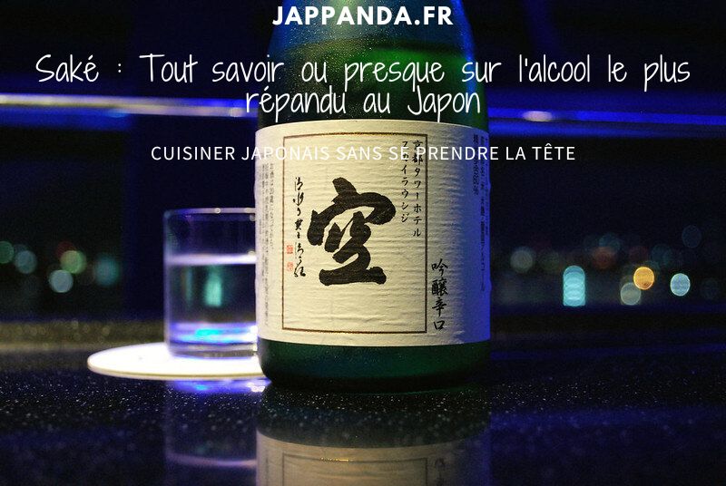 Une bouteille de saké posée sur un bar avec un verre rempli