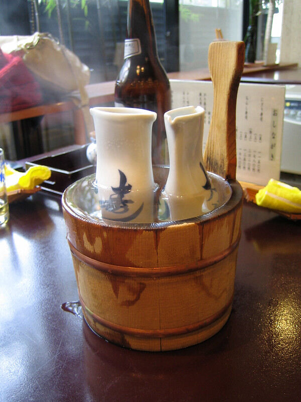 Une carafe de saké entrain d'être réchauffée au bain-marie
