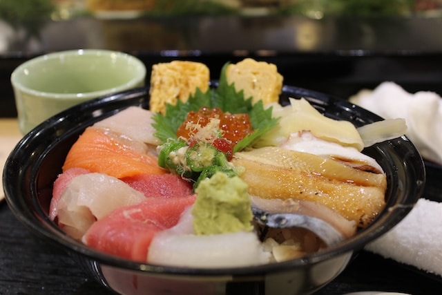Le chirashi sushi est un bol de riz japonais et vinaigré sur lequel on dispose des morceaux de poissons frais. Il est très apprécié pendant la fête des filles, le Hina Matsuri