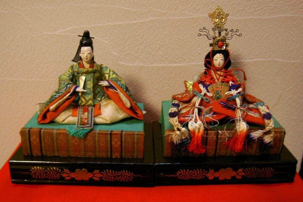 Poupées traditionnelles que l'on retrouve durant la fête des filles, le Hina Matsuri. Elles représentent l'empereur et l'impératrice du Japon